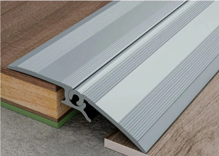 Порог кант универсальный 47*900 мм серебро